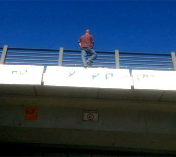 Un Policía Local evita que un hombre salte desde un puente