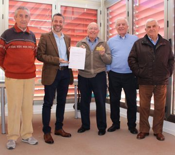 El Museo amplía su retrospectiva de la Cueva con la primera placa identificativa de los guías