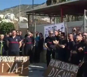 Los bomberos protestan por el retraso de la apertura del nuevo parque