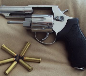 Tres detenidos con un arma robada hace cinco años en Nerja