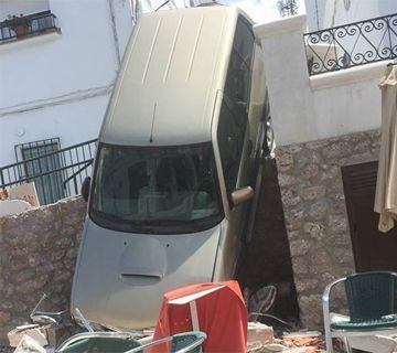 Un todoterreno se precipita sobre la terraza de un restaurante