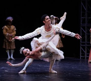 La Cueva se rinde ante la magia y la estética del Ballet Nacional de Cuba