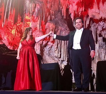 La lírica de José Bros y Berna Perles inunda los rincones de la Cueva