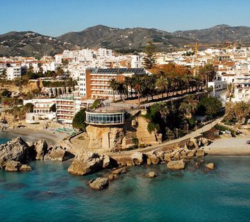 Cazaventuras elige Nerja como uno de sus «destinos más top»