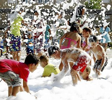 «Las Protegidas» celebra su segunda fiesta del agua y la espuma