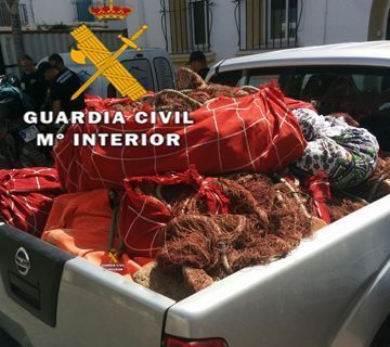 La Guardia Civil incauta artes de pesca prohibidas en las playas de Nerja