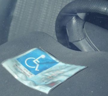 Se denunciará el uso indebido de tarjetas de estacionamiento para discapacitados