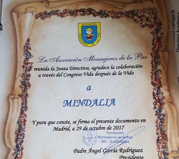 El Padre Ángel entrega su reconocimiento a Mindalia