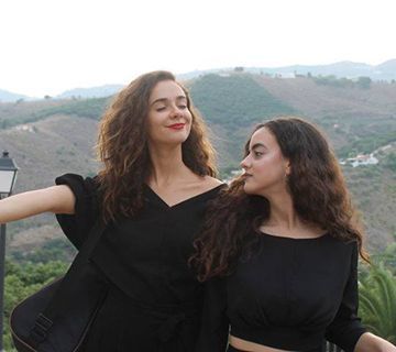 «For a While», presentación del dúo Natalia y Anabel