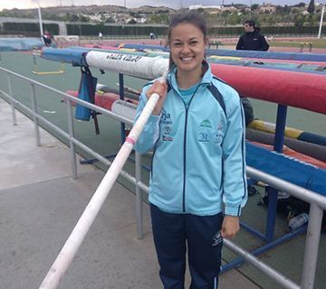 Natali Uy vuelve a batir el récord del club en pértiga