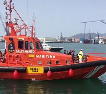 Rescatan una patera con 24 personas al sur de Nerja