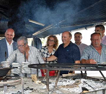 Espeteros y empresarios de Nerja reciben la distinción «Fuego y Sal»