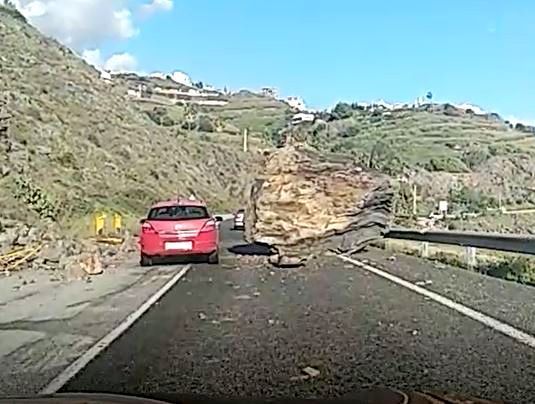 Una roca gigante se desprende en la N340 entre Nerja y Torrox