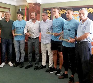 El Ayuntamiento rinde homenaje a sus atletas internacionales