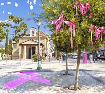 Nerja se viste de rosa contra el cáncer de mama