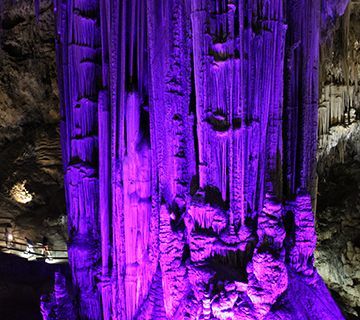 La gran Columna de la Cueva se viste de violeta