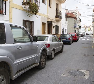 Los coches no tienen que cambiar de acera