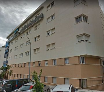 Detienen a un vecino de Nerja por arrojar mobiliario a la calle