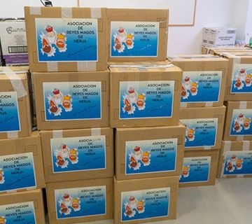 La Asociación de los Reyes Magos entrega 600 botellas de aceite
