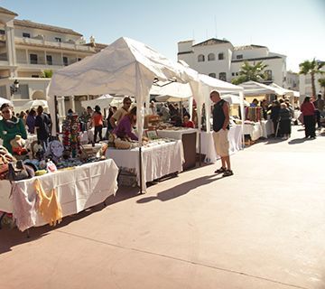 Vuelve el mercado artesanal de la Pza. de España