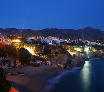 Nerja cierra las playas por la noche