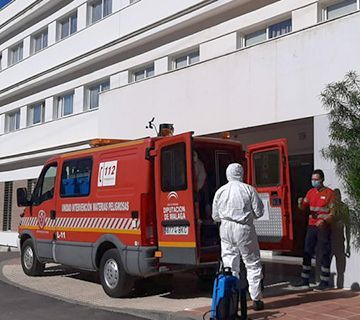 Los bomberos desinfectan el Buen Samaritano