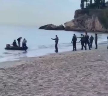 Una patera de inmigrantes desembarca en Burriana