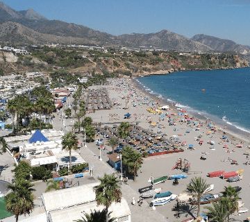 El Ayuntamiento rebaja el canon de los servicios de temporada de playas