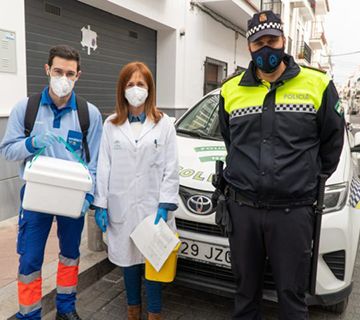 La Policía Local colabora en la campaña de vacunación
