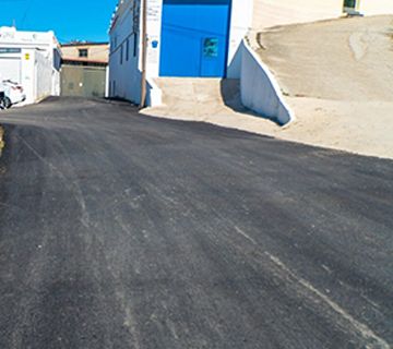 Se inicia el asfaltado en Castillo Alto y C/ Lucena