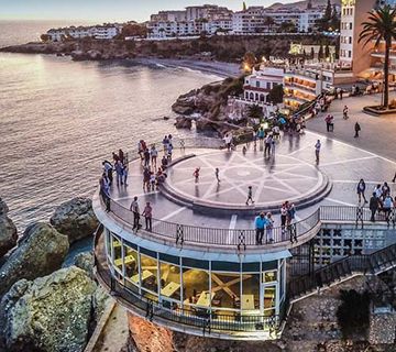 Nerja baja de los 1.000 casos de incidencia