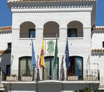 Nerja lidera la bajada del desempleo en la Axarquía