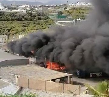 Incendio en una conocida nave-taller de Nerja