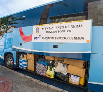 Nerja fleta un autobús con ayuda humanitaria