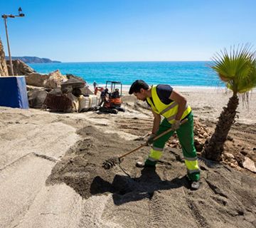 Se refuerza la limpieza y mantenimiento de playas y calles