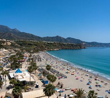 Tres banderas azules ondearán en las playas nerjeñas este año