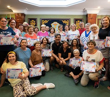 Entrega de diplomas a los mayores