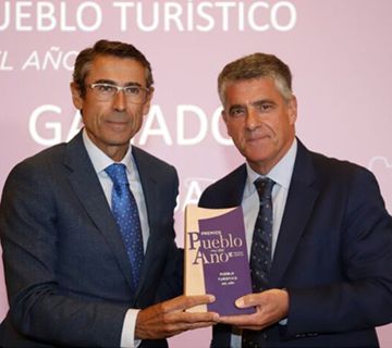 Nerja recibe el Premio Pueblo Turístico del Año