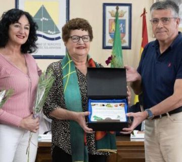 Dolores Rodríguez recibe el reconocimiento «Mujer Rural de la Axarquía»