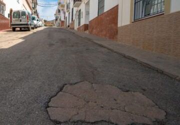 Sr firma el acta para iniciar las obras en dos calles de Maro