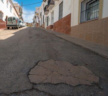 Sr firma el acta para iniciar las obras en dos calles de Maro