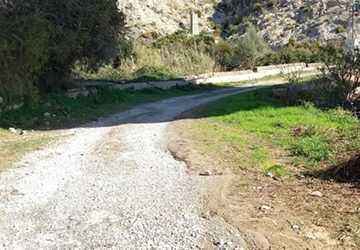 Nerja reitera al Gobierno la limpieza de la N-340 en el Molino de Papel