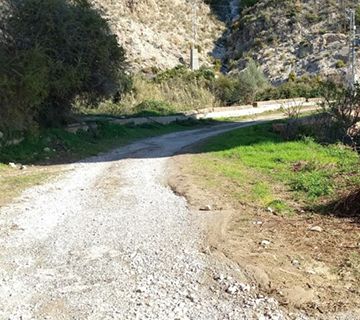 Nerja reitera al Gobierno la limpieza de la N-340 en el Molino de Papel