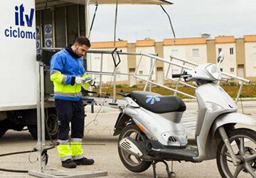 Vuelve a Nerja la ITV móvil para ciclomotores