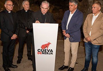 El obispo de Málaga vive la realidad virtual de la Cueva
