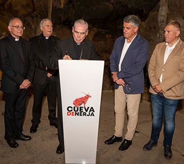 El obispo de Málaga vive la realidad virtual de la Cueva