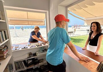 La biblioplaya abre sus puertas en Burriana