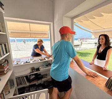 La biblioplaya abre sus puertas en Burriana