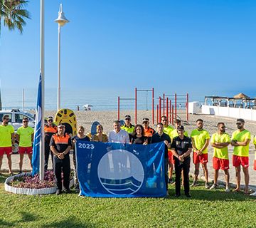 Ya lucen las banderas azules en las playas de Nerja y Maro
