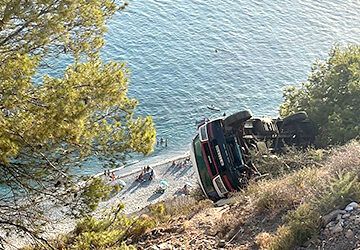 Se despeña una furgoneta en los acantilados de Maro